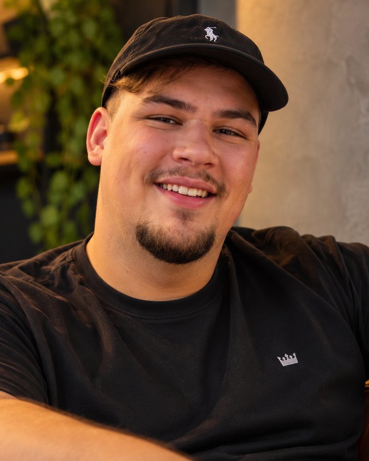 Junior, fundador da Front Page Studio